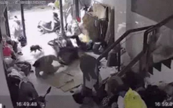 Ngồi trong nhà, người phụ nữ đứng hình khi xe máy từ đâu 'bay' vào