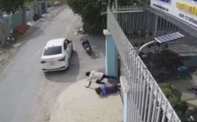 Bà bầu ngã sõng soài khi đuổi theo nhóm đối tượng mang ô tô đi trộm xe máy