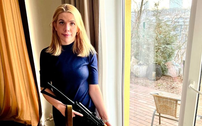 Nữ nghị sĩ Ukraine học cầm súng khi lính Nga đến Kiev