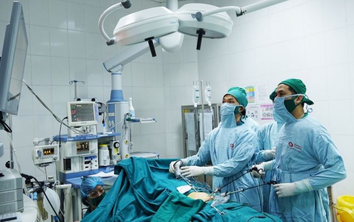 Cấp cứu bé trai 8 tuổi bị thủng ruột non do nuốt phải tăm tre