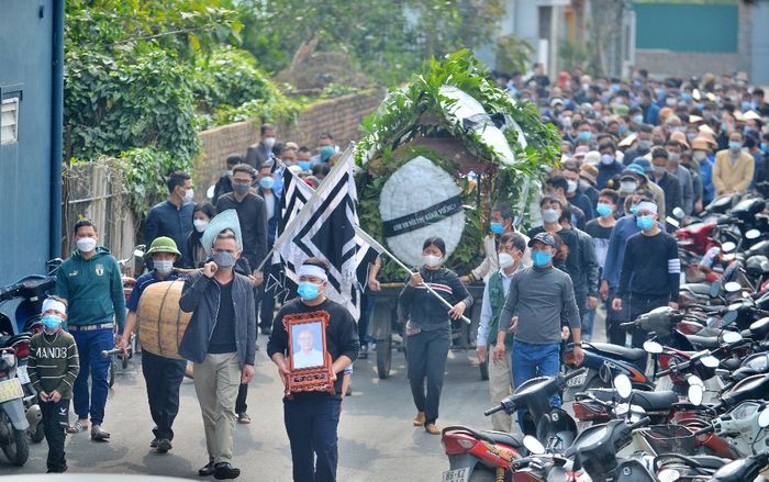 Dòng người đau đớn tột cùng tiễn đưa 2 bé trai tử vong trong vụ chìm tàu ở Hội An