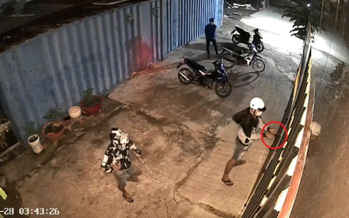 Nhóm thanh niên trộm gà lúc rạng sáng, dọa giết chủ nhà khi bị phát hiện