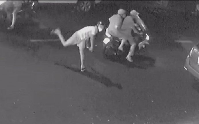 Clip: Nhóm côn đồ táo tợn ném chai bia uy hiếp và doạ bắn nhân viên nhà hàng
