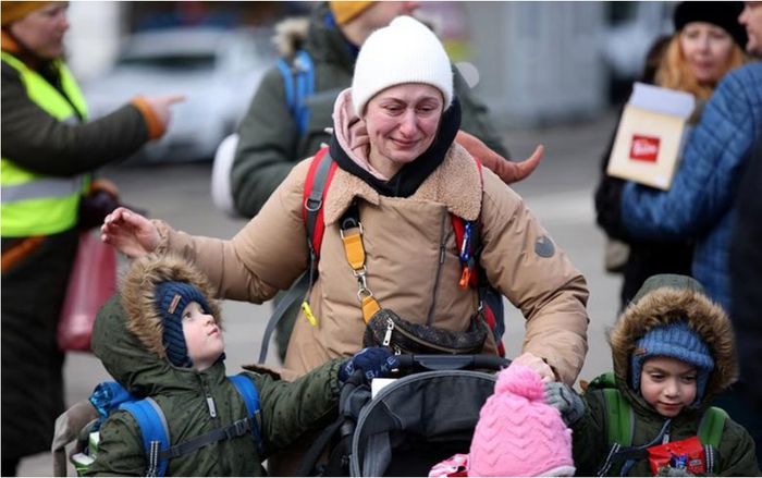 Nước mắt và nỗi hoảng sợ của người dân Ukraine trên đường chạy trốn khỏi tiếng súng