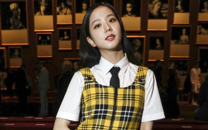 Jisoo (Blackpink) xuất hiện bên trời Tây: Visual tỏa sáng nhưng vẫn không thể 'cứu cánh' bộ đồ phản chủ