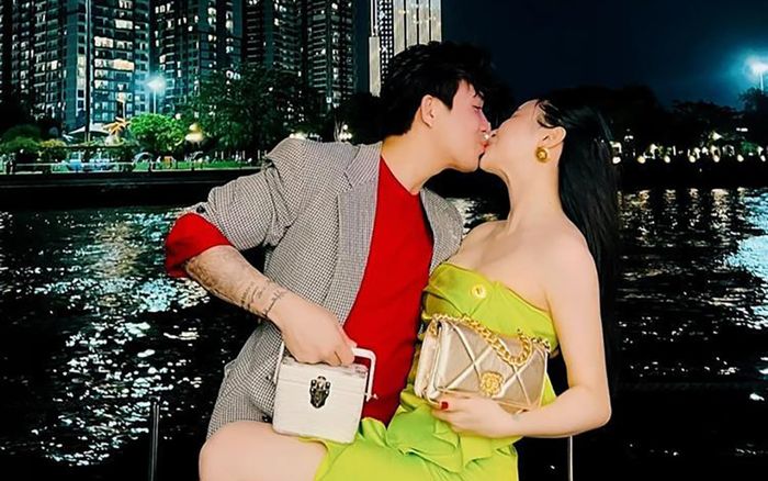 Vợ chồng đại gia Minh Nhựa gây xôn xao khi tung cảnh hôn ở tư thế khó đỡ