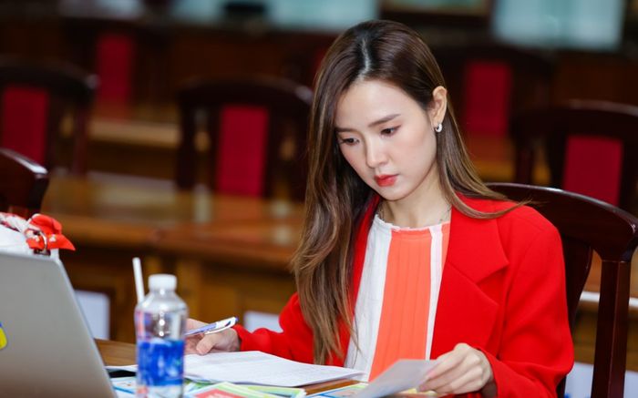 Midu, NTK Nguyễn Minh Tuấn lần đầu kết hợp, 'chỉ bài' teen THPT chụp ảnh kỷ yếu