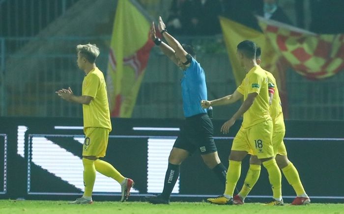 Trọng tài 'xem tivi', 'bẻ còi' hủy bàn thắng trận Hải Phòng vs Nam Định