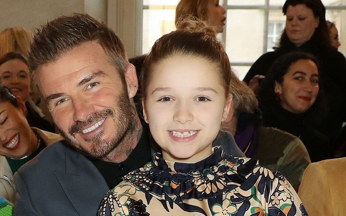 Clip David Beckham cùng con gái Harper trổ tài vào bếp gây sốt vì quá đáng yêu