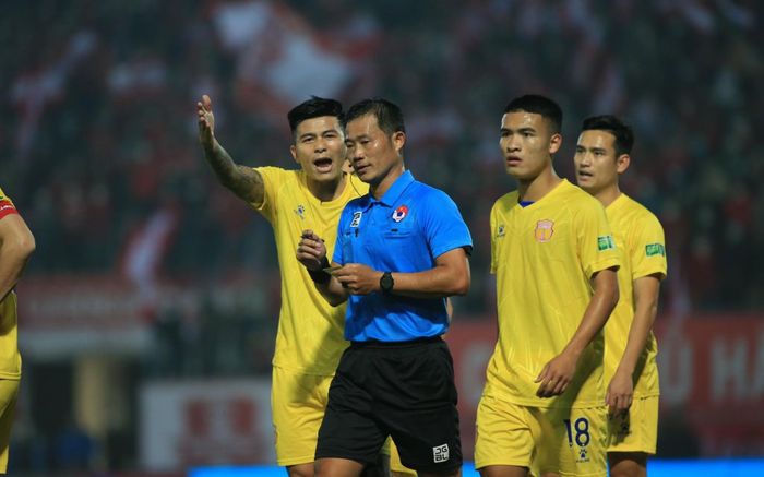 VPF 'tuýt còi' CLB Hải Phòng sau tranh cãi trọng tài 'bẻ còi' trên sân Lạch Tray