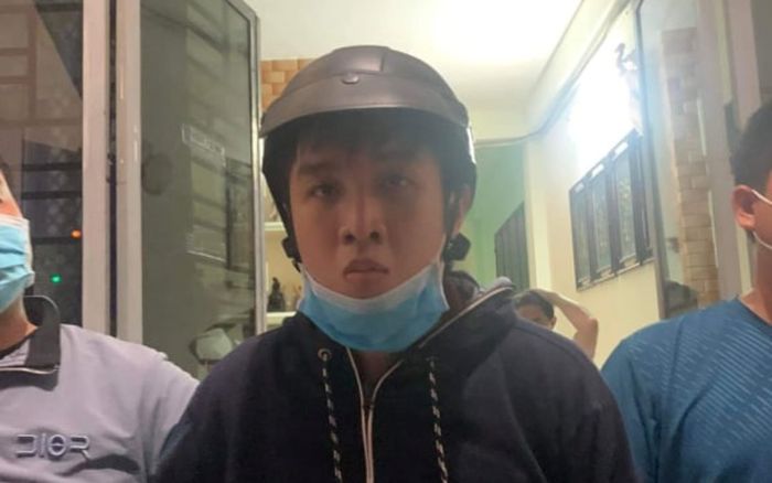 Thấy người đội mũ bảo hiểm có hình con thỏ, nam thanh niên rượt theo... 'chém cho bõ ghét'