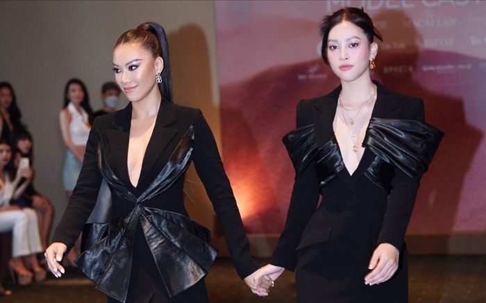 Kim Duyên nắm tay Tiểu Vy thị phạm catwalk: Màn đọ trình này ai hơn ai?