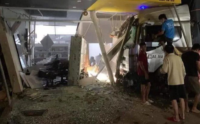 Đứng chờ xe công ty đón đi làm, nữ công nhân may mặc bị xe tải mất lái cán tử vong thương tâm