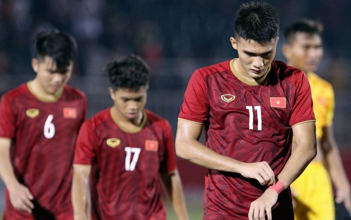 Xem lại trận thua xấu hổ khiến HLV Hoàng Anh Tuấn 'bay' ghế