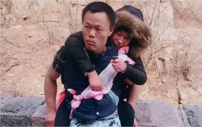 Chồng nhiều năm cõng vợ bị liệt suốt 12 tiếng lên núi ngắm bình minh