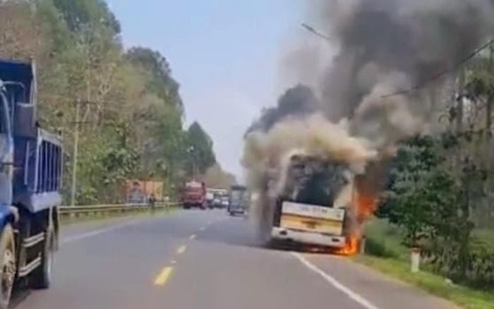 Xe khách chở đoàn người đi dự tiệc đám cưới bất ngờ bốc cháy, 19 người may mắn thoát nạn