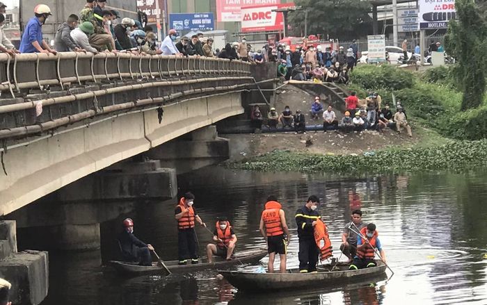Thanh niên mất tích nghi đâm trúng thành cầu rơi xuống sông, cả trăm người vào cuộc tìm kiếm