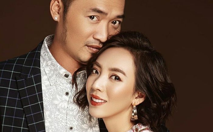 Tiến Luật - Thu Trang hôn môi đắm đuối ở nơi công cộng