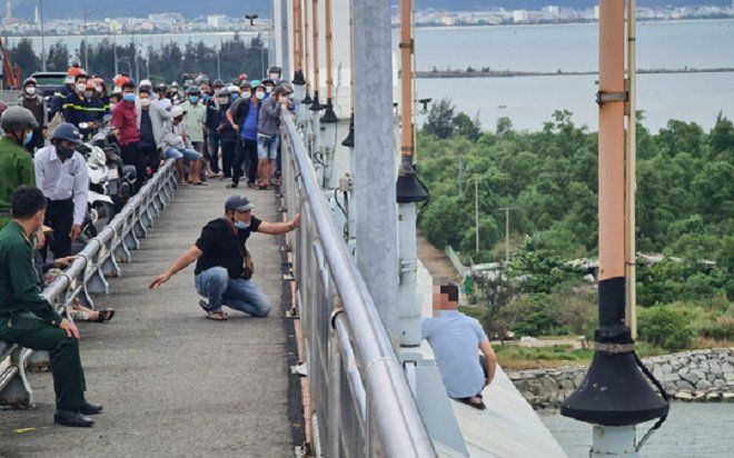 Người đàn ông đu cầu Thuận Phước từ trưa đến đêm khuya với ý định tự tử cuối cùng đã chịu về nhà