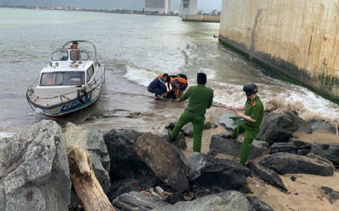 Vụ người đàn ông đu lan can cầu Thuận Phước: Cái kết buồn sau 15 giờ 'cố thủ' trên cầu