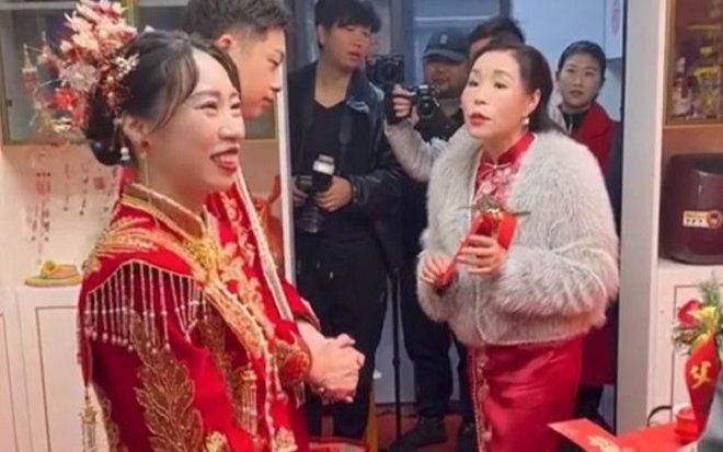 Chê mẹ kế của chồng ăn mặc quê kệch, xấu xí trong đám cưới, con dâu lãnh đủ cái kết 'ê chề'