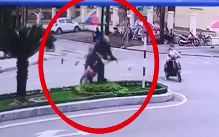 Tránh nữ sinh băng qua đường, hai nam sinh lao thẳng vào cột đèn