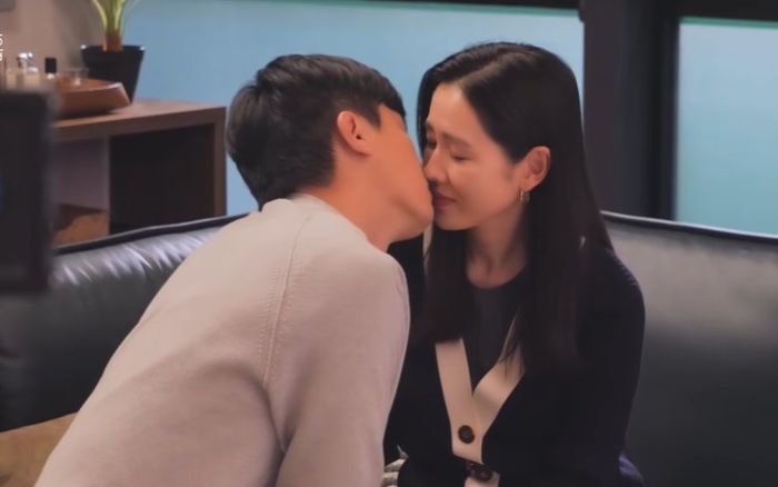 Son Ye Jin 'mất giá' khi được trai trẻ hôn trong 'Tuổi 39': Đáng yêu hết sảy, Hyun Bin chịu sao nổi!