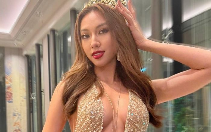 Hoa hậu Thùy Tiên bao lần khiến khán giả thổn thức trước loạt váy cắt xẻ táo bạo