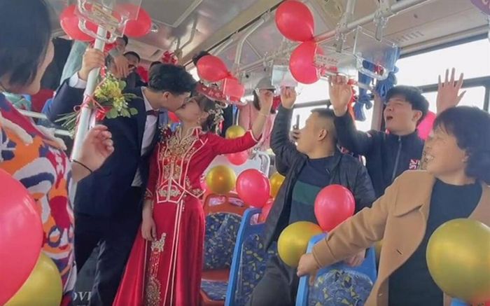 Tổ chức lễ đón dâu bằng 'siêu xe công cộng', tân lang tân nương được netizen tán thưởng: Quá sáng tạo