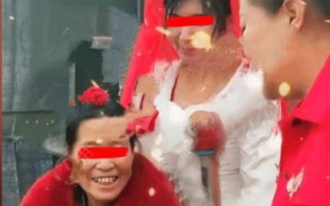 Lấy vợ hơn mình tận 20 tuổi, chú rể đưa ra lời giải thích gây tranh cãi dữ dội