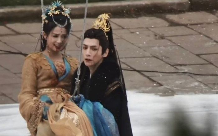 La Vân Hi khổ sở bồng bế Bạch Lộc ở hậu trường 'Trường Nguyệt Tẫn Minh', nhưng mặt trông 'khó chịu'?