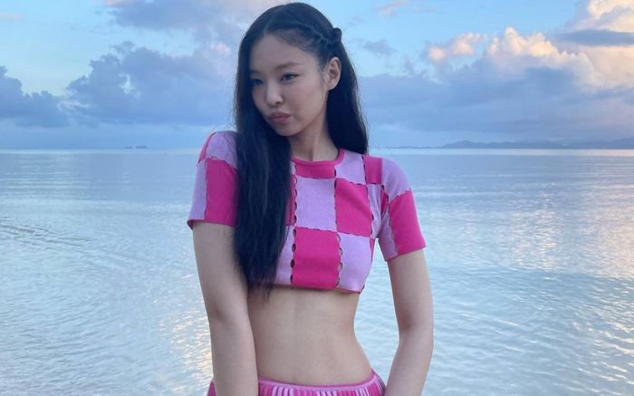 U là trời ra mà xem Jennie táo bạo khoe chân ngực, style 'ngọt nước' thấy mê