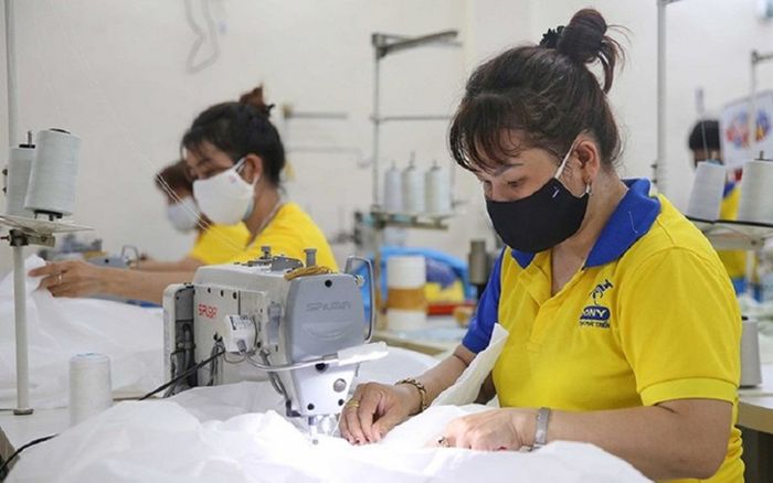 Địa phương đầu tiên cho F0 được phép đi làm có điều kiện