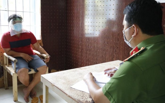 Cầm súng vào nhà nghỉ gõ cửa các phòng rồi uy hiếp để cướp tài sản