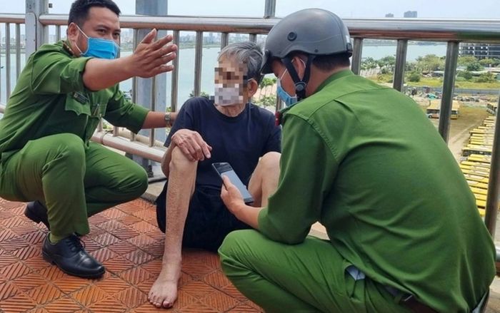 Cụ ông 86 tuổi định nhảy cầu tự tử, biết lý do ai nấy đều lặng người suy ngẫm