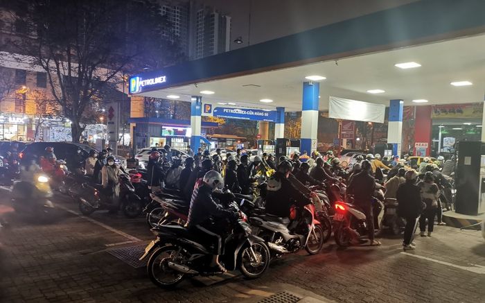 Người dân xếp hàng dài chờ đợi đến đêm muộn để mua xăng trước thông tin xăng tăng giá mạnh
