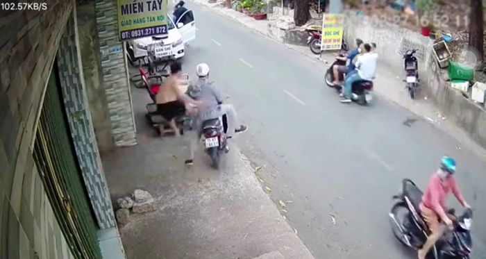 Clip: Vừa lên xe định bỏ chạy, kẻ gian bị chủ nhà tung cước hạ gục tại chỗ như phim hành động