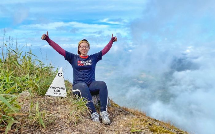 Chạm tay vào đỉnh Chư Yang Lăk cao 1.643m