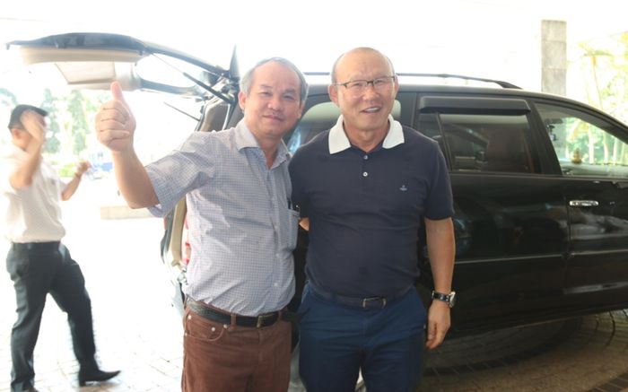 HLV Park Hang Seo cùng bầu Đức xem trận HAGL gặp Viettel