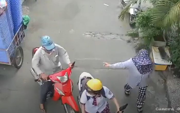 Clip: Nữ sinh bị đôi nam nữ dàn cảnh cướp điện thoại trắng trợn gây bức xúc