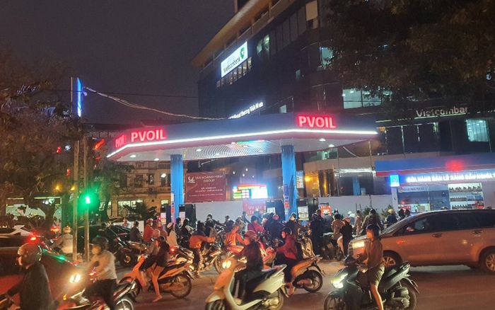 Giá xăng tăng lần thứ 7 liên tiếp, lên gần 30.000 đồng/lít