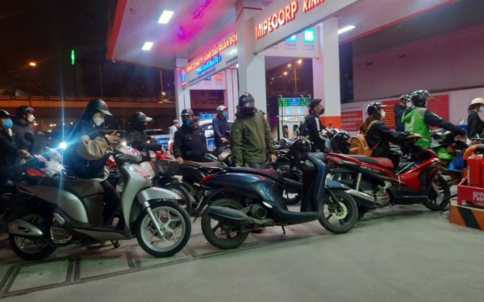 Cục QLTT Hà Nội lập 4 đoàn kiểm tra cây xăng trong đêm sau khi nhận phản ánh về cửa hàng ngừng bán