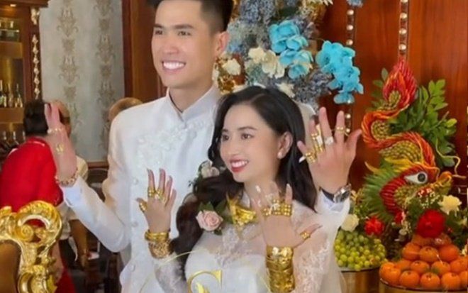 Xôn xao clip cô dâu Sóc Trăng đeo vàng trĩu cổ, nhận hồi môn 'khủng' 10 tỷ tiền mặt và xe BMW 3 tỷ