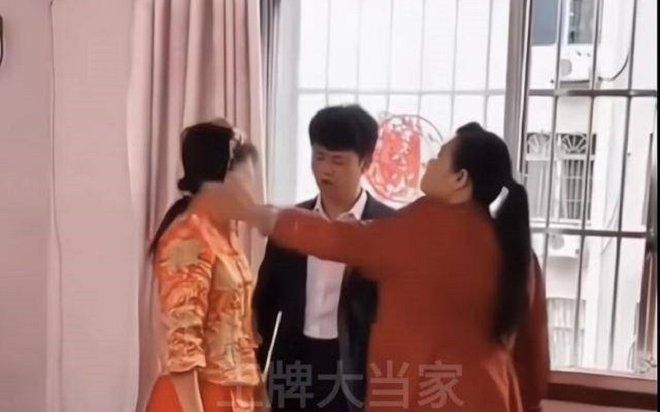 Cô dâu bị mẹ chồng thẳng tay tát 2 cái, đòi hủy hôn vì sự xuất hiện của một người 'đặc biệt' trong hôn lễ
