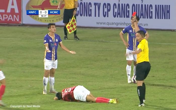 Đạp gầm giày vào đối thủ, Văn Kiên bị thẻ đỏ trực tiếp: Hà Nội FC chưa xoá được sự xấu xí!