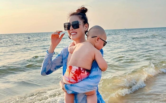 Quế Vân cầu cứu dân mạng lúc nửa đêm vì con trai bị nhiễm Covid-19