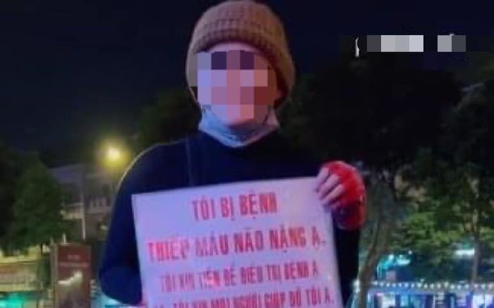Xôn xao đoạn clip cô gái trẻ cầm biển 'thiếu máu não' để xin tiền... mua vàng đã xuất hiện tại TP.HCM?