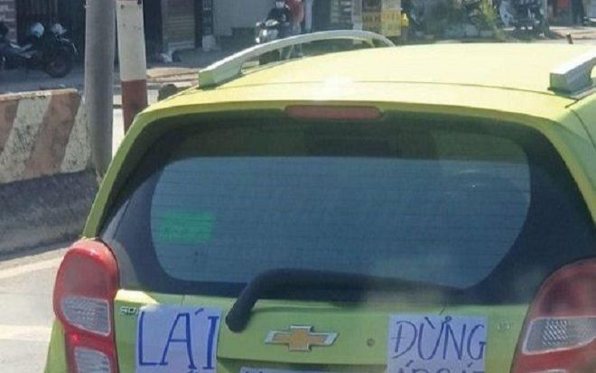 Sợ gặp sự cố trên đường, bác tài mới chạy ô tô dán 3 tấm bảng với nội dung ai đọc xong cũng phì cười