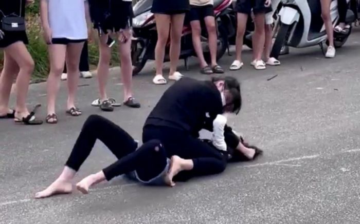 Bị bạn bè kích động, 2 nữ sinh ở Huế lao vào đánh nhau dữ dội giữa đường