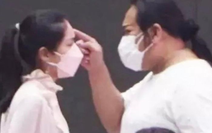 Quản lý bị mắng xối xả 'vuốt mặt không kịp', đành bỏ về giữa lễ tưởng niệm Tangmo
